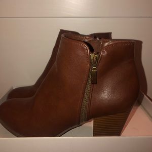 Brown cute fall booties with gold zipper!